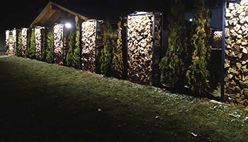 подсветка декоративной стены и туи ландшафтное освещение участка