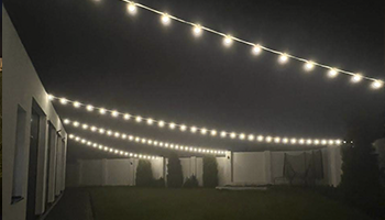 уличные гирлянды освещение двора частного дома