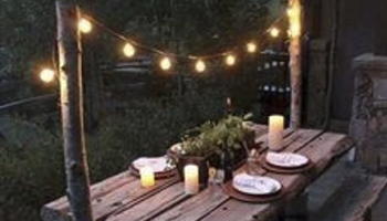 освещение уличной обеденной зоны гирляндами