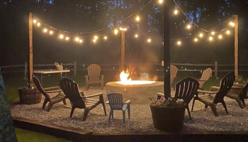освещение зоны отдыха гирляндами и костровой чашей на участке